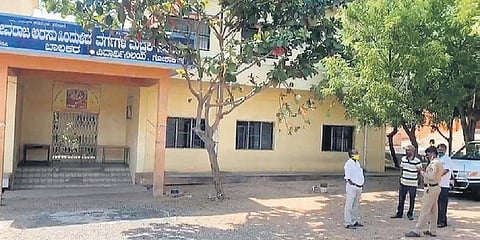 ಕ್ವಾರಂಟೈನ್ ಹೊರಗೆ ನಿಂತಿರುವ ಅಧಿಕಾರಿಗಳು