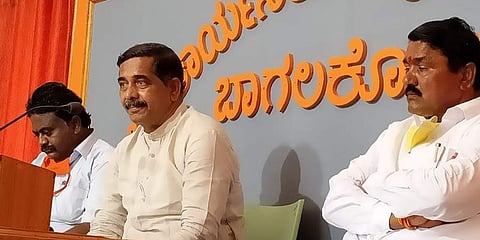 ಎಂಆರ್‌ಎನ್ ಪೌಂಡೇಶನ್ ನಿರ್ದೇಶಕರಲ್ಲೊಬ್ಬರಾದ ಮೇಲ್ಮನೆ ಸದಸ್ಯ ಎಚ್.ಆರ್. ನಿರಾಣಿ ಮಂಗಳವಾರ ಮಾಧ್ಯಮವನ್ನುದ್ದೇಶಿಸಿ ಮಾತನಾಡಿದ ಚಿತ್ರ.