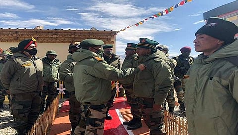 ಪೂರ್ವ ಲಡಾಕ್ ಗೆ ಇಂದು ಭೇಟಿ ನೀಡಿದ ಸೇನಾ ಮುಖ್ಯಸ್ಥ ಜ.ಎಂ.ಎಂ.ನರವಣೆ ಅವರಿಗೆ ಯೋಧರಿಂದ ಗೌರವ ವಂದನೆ