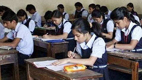 ಪರೀಕ್ಷೆ ಬರೆಯುತ್ತಿರುವ ವಿದ್ಯಾರ್ಥಿಗಳು