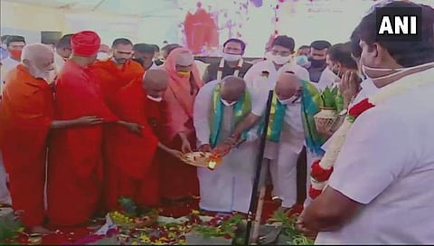 ಕೆಂಪೇಗೌಡ ಪ್ರತಿಮೆ ಕಾಮಗಾರಿಗೆ ಭೂಮಿಪೂಜೆ ನೆರವೇರಿಸುತ್ತಿರುವ ಯಡಿಯೂರಪ್ಪ