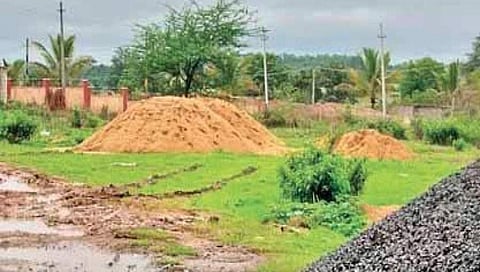 ಹಳಿಯಾಳು ತಾಲೂಕಿನಲ್ಲಿ ತಾತ್ಕಾಲಿಕ ಮರಳಿನ ರಾಶಿ