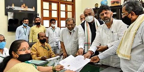 ನಾಮಪತ್ರ ಸಲ್ಲಿಸುತ್ತಿರುವ ಖರ್ಗೆ