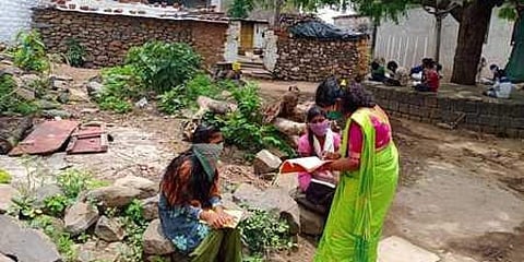 ವಿದ್ಯಾರ್ಥಿಗಳಿಗೆ ಶಿಕ್ಷಣ ನೀಡುತ್ತಿರುವ ಶಿಕ್ಷಕಿ