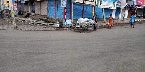 ತಳ್ಳೋಗಾಡಿಯಲ್ಲಿ ಶವ ಸಾಗಿಸುತ್ತಿರುವ ಮಹಿಳೆ