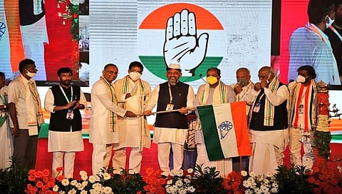 ಡಿ ಕೆ ಶಿವಕುಮಾರ್ ಅವರಿಗೆ ಕಾಂಗ್ರೆಸ್ ಧ್ವಜವನ್ನು ಹಸ್ತಾಂತರಿಸಿದ ನಿಕಟಪೂರ್ವ ಅಧ್ಯಕ್ಷ ದಿನೇಶ್ ಗುಂಡೂರಾವ್