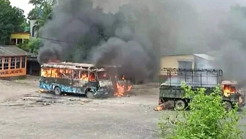 ವಾಹನಕ್ಕೆ ಬೆಂಕಿ ಹಚ್ಚಿರುವುದು
