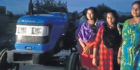 ಸೋನು ಸೂದ್ ನೀಡಿದ ಟ್ರ್ಯಾಕ್ಟರ್ ಜೊತೆ ರೈತನ ಕುಟುಂಬ