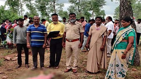 ಪರಿಶೀಲನೆ ನಡೆಸುತ್ತಿರುವ ಪೊಲೀಸರು