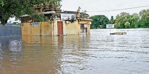 ಮಳೆಯಿಂದ ಜಲಾವೃತವಾಗಿರುವ ದೇವಾಲಯ