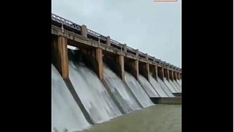 ತುಂಗಭದ್ರಾ ಜಲಾಶಯದ ಕ್ರಸ್ಟ್ ಗೇಟ್ ಮೂಲಕ ಹರಿದುಬರುತ್ತಿರುವ ನೀರಿನ ಚಿತ್ರ