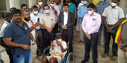 ಕಾಮೇಗೌಡರನ್ನು ಬಿಳ್ಕೋಡುತ್ತಿರುವ ಜಿಲ್ಲಾಧಿಕಾರಿ
