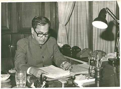 ಪ್ರಣಬ್ ಮುಖರ್ಜಿಯವರು ಜನಿಸಿದ್ದು 1935ರ ಡಿಸೆಂಬರ್ 11ರಂದು. ಪಶ್ಚಿಮ ಬಂಗಾಳದ ಬೀರ್ ಭೂಮ್ ಜಿಲ್ಲೆ ಕಿರ್ನಾಹರ್ ಬಳಿ ಇರುವ ಮಿರಾತಿ ಎಂಬ ಹಳ್ಳಿಯಲ್ಲಿ. ಪ್ರಣಬ್ ತಂದೆ ಕಮಡ ಕಿಂಕರ್ ಮುಖರ್ಜಿ. ತಾಯಿ ರಾಜಲಕ್ಷ್ಮಿ ಮುಖರ್ಜಿ. ತಂದೆಯ ರಾಜಕಾರಣವನ್ನು ಹತ್ತಿರದಿಂದ ನೋಡಿದ್ದ ಪ್ರಣಬ್ ಅವರೂ ಕೂಡ ರಾಜಕೀಯದಲ್ಲಿ ಪಳಗಿ ಕಾ