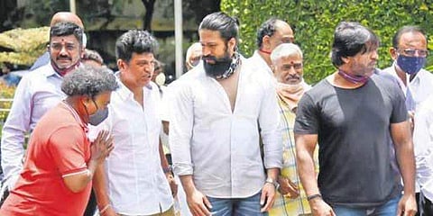 ಚಿತ್ರರಂಗದ ಪ್ರಮುಖ ಗಣ್ಯರು ಮುಖ್ಯಮಂತ್ರಿಗಳನ್ನು ಭೇಟಿಯಾಗಲು ತೆರಳುತ್ತಿರುವುದು