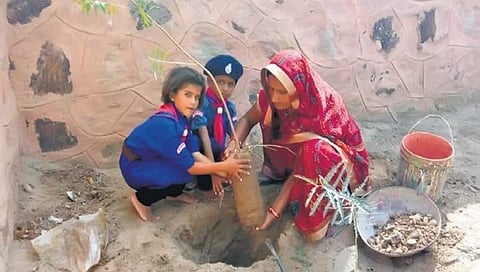 ಮರುಭೂಮಿಯಲ್ಲಿ ಮಕ್ಕಳೊಂದಿಗೆ ಗಿಡ ನೆಡುತ್ತಿರುವ ಗೀತಾ
