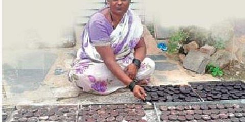 ಕಾಚುವನ್ನು ತಯಾರು ಮಾಡುತ್ತಿರುವ ಮಹಿಳೆ