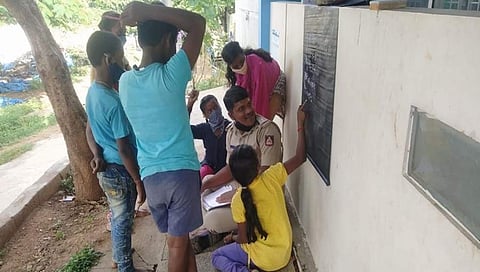 ವಲಸೆ ಕಾರ್ಮಿಕರ ಮಕ್ಕಳಿಗೆ ಶಿಕ್ಷಕರಾದ ಪೋಲೀಸ್ ಅಧಿಕಾರಿ!