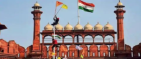 ಐತಿಹಾಸಿಕ ಕೆಂಪುಕೋಟೆಗೆ ನುಗ್ಗಿದ ಪ್ರತಿಭಟನಾಕಾರರು ಭಾರತದ ತ್ರಿವರ್ಣ ಧ್ವಜದ ಪಕ್ಕದಲ್ಲಿ ಸಿಖ್ಖರ ಧಾರ್ಮಿಕ ಧ್ವಜವನ್ನು ಹಾರಿಸಿದರು.ಇಲ್ಲಿಂದ ನಂತರ ಘರ್ಷಣೆ, ಹಿಂಸಾಚಾರ ಆರಂಭವಾಯಿತು.