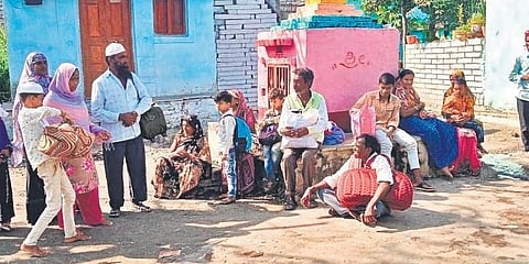 ಗ್ರಾಮ ದೊರೆಯುತ್ತಿರುವ ಜನತೆ