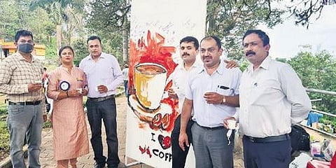 ಮಡಿಕೇರಿಯ ತಡ್ಕಾ ಹೌಸ್‌ನಲ್ಲಿ ಕೊಡಗು ಮಹಿಳಾ ಕಾಫಿ ಜಾಗೃತಿ ಸಂಸ್ಥೆ ವತಿಯಿಂದ ನಡೆದ ಅಂತಾರಾಷ್ಟ್ರೀಯ ಕಾಫಿ ದಿನ ಕಾರ್ಯಕ್ರಮ.