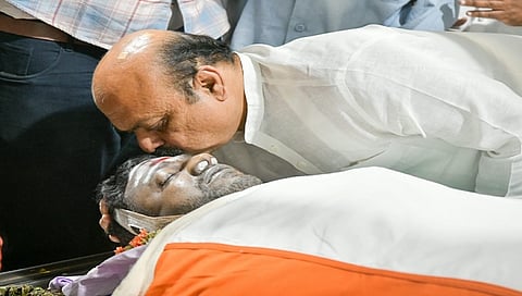 ಪವರ್ ಸ್ಟಾರ್ ಪುನೀತ್ ರಾಜ್ ಕುಮಾರ್ ಗೆ ಅಂತಿಮ ವಿದಾಯ ವೇಳೆ ಸಿಎಂ ಬಸವರಾಜ ಬೊಮ್ಮಾಯಿ ಹಣೆಗೆ ಮುತ್ತಿಟ್ಟಿರುವುದು ಹೃದಯಸ್ಪರ್ಶಿಯಾಗಿತ್ತು.