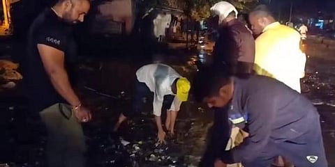 ಚರಂಡಿ ಸ್ವಚ್ಛಗೊಳಿಸಿದ ಮೇಯರ್