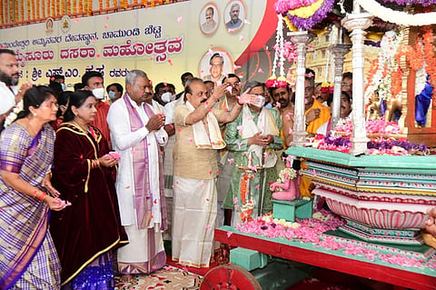 ಮೈಸೂರು ದಸರಾ-2021 ಮಹೋತ್ಸವಕ್ಕೆ ಮಾಜಿ ಸಿಎಂ ಎಸ್.ಎಂ.ಕೃಷ್ಣ ಮತ್ತು ಸಿಎಂ ಬೊಮ್ಮಾಯಿ ಅವರು ಚಾಲನೆ ನೀಡಿದ್ದು, ಮಾಜಿ ಸಿಎಂ ಎಸ್.ಎಂ.ಕೃಷ್ಣ ಅವರು 411ನೇ ನಾಡಹಬ್ಬ ದಸರಾ ಹಬ್ಬಕ್ಕೆ ಗುರುವಾರ ಚಾಲನೆ ನೀಡಿದರು.