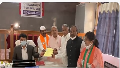 ಸಿಂದಗಿ ವಿಧಾನಸಭಾ ಕ್ಷೇತ್ರ ಉಪ ಚುನಾವಣೆಗೆ ನಾಮಪತ್ರ ಸಲ್ಲಿಸಿದ ಬಿಜೆಪಿ ಅಭ್ಯರ್ಥಿ ರಮೇಶ್ ಬೂಸನೂರು. ಸಚಿವರಾದ ಗೋವಿಂದ ಕಾರಜೋಳ, ಕೆ ಎಸ್ ಈಶ್ವರಪ್ಪ, ಶಶಿಕಲಾ ಜೊಲ್ಲೆ, ವಿ ಸೋಮಣ್ಣ ಸಹ ಉಪಸ್ಥಿತರಿದ್ದರು.