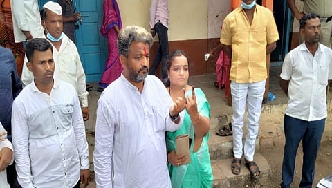 ಸಿಂದಗಿ ಉಪ ಚುನಾವಣೆಯ ಕಾಂಗ್ರೆಸ್ ಅಭ್ಯರ್ಥಿ ಅಶೋಕ್ ಮನಗುಳಿ ತಮ್ಮ ಪತ್ನಿ ಜೊತೆಗೆ ಮತದಾನ ಮಾಡಿದ್ದ ಸಂದರ್ಭ