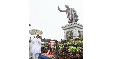 ಮುಖ್ಯಮಂತ್ರಿ ಬಸವರಾಜ ಬೊಮ್ಮಾಯಿ ಅವರು ಇಂದು  ಮಾಜಿ ಪ್ರಧಾನಿ ದಿವಂಗತ ಪಂಡಿತ್ ಜವಾಹರಲಾಲ್ ನೆಹರೂ ಅವರ 132 ನೇ ವರ್ಷದ  ಜನ್ಮದಿನಾಚರಣೆ ಅಂಗವಾಗಿ ನೆಹರು ಪುತ್ತಳಿಗೆ ಮಾಲಾರ್ಪಣೆ ಮಾಡಿದರು.