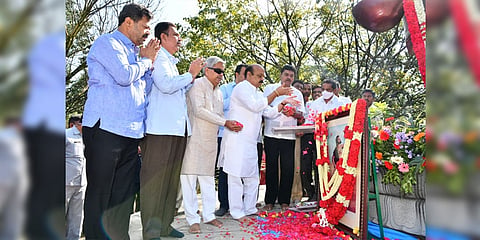 ಕನಕದಾಸ ಜಯಂತಿಯ ಅಂಗವಾಗಿ  ಮುಖ್ಯಮಂತ್ರಿ ಬಸವರಾಜ ಬೊಮ್ಮಾಯಿ ಅವರು ಇಂದು ಶಾಸಕರ ಭವನದ ಆವರಣದಲ್ಲಿರುವ ಕನಕದಾಸರ ಪುತ್ಥಳಿಗೆ ಪುಷ್ಪನಮನ ಸಲ್ಲಿಸಿದರು.
