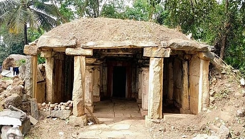 ಗ್ರಾಮಸ್ಥರು ಸ್ವಚ್ಛಗೊಳಿಸಿದ ನಂತರ ಧಾರವಾಡದ ವರೂರು ಗ್ರಾಮದಲ್ಲಿ ಕಂಡುಬಂದ ದೇವಸ್ಥಾನದ ನೋಟ