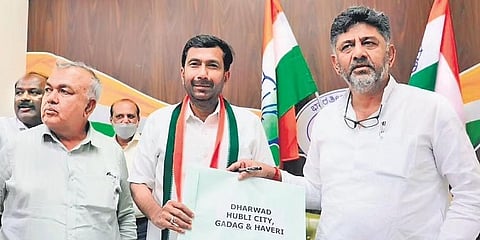 ಬೆಂಗಳೂರಿನಲ್ಲಿ ಹುಬ್ಬಳ್ಳಿ-ಧಾರವಾಡ-ಗದಗ-ಹಾವೇರಿ ಕ್ಷೇತ್ರದ ಎಂಎಲ್‌ಸಿ ಚುನಾವಣೆಯಲ್ಲಿ ಸ್ಪರ್ಧಿಸಲಿರುವ ಕೆಪಿಸಿಸಿ ಕಾರ್ಯಾಧ್ಯಕ್ಷ ಸಲೀಂ ಅಹಮದ್ ಅವರೊಂದಿಗಿರುವ ಡಿಕೆ.ಶಿವಕುಮಾರ್ ಹಾಗೂ ರಾಮಲಿಂಗಾ ರೆಡ್ಡಿ.