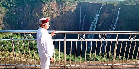 ಜೋಗ ಜಲಪಾತ ವೀಕ್ಷಿಸುತ್ತಿರುವ ರಾಜ್ಯಪಾಲ ಗೆಹ್ಲೋಟ್