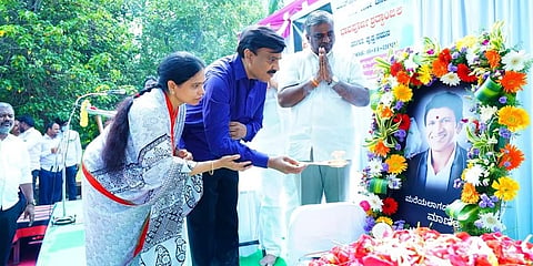 ಪುನೀತ್ ಭಾವಚಿತ್ರಕ್ಕೆ ಪುಷ್ಪ ನಮನ