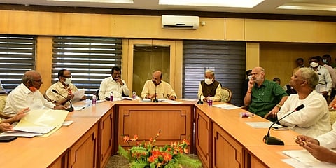 ನೇಕಾರರಿಗೆ ಸಂಬಂಧಿಸಿದ ಸಭೆಯಲ್ಲಿ ಮುಖ್ಯಮಂತ್ರಿ ಬಸವರಾಜ ಬೊಮ್ಮಾಯಿ ಮತ್ತಿತರರು