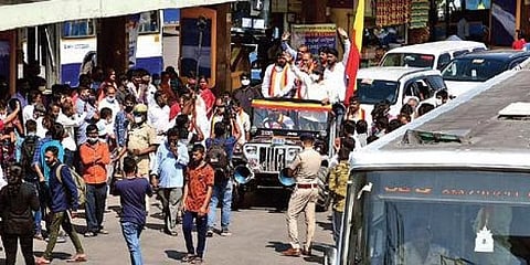 ಕನ್ನಡ ವಾಟಾಳ್ ಪಕ್ಷದ ನಾಯಕ ವಾಟಾಳ್ ನಾಗರಾಜ್ ನೇತೃತ್ವದ ಕಾರ್ಯಕರ್ತರು ಡಿಸೆಂಬರ್ 26, 2021 ರ ಭಾನುವಾರದಂದು ಬೆಂಗಳೂರಿನಲ್ಲಿ ಡಿಸೆಂಬರ್ 31 ರಂದು ಕರೆ ನೀಡಿರುವ ಕರ್ನಾಟಕ ಬಂದ್‌ಗೆ ಬೆಂಬಲ ನೀಡುವಂತೆ ಜನರಲ್ಲಿ ಮನವಿ ಮಾಡಿಕೊಂಡರು.