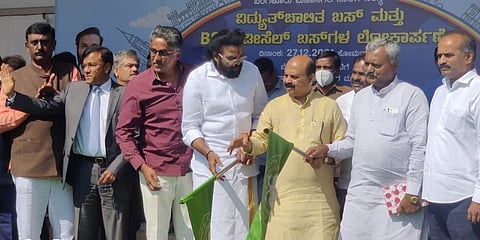 ವಿದ್ಯುತ್ ಚಾಲಿತ ಬಸ್​​ ಮತ್ತು ಬಿಎಸ್-6 ಡೀಸೆಲ್ ಬಸ್​​​ಗಳಿಗೆ ಸಿಎಂ ಚಾಲನೆ