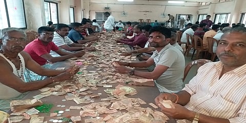 ಹುಂಡಿಯಲ್ಲಿನ ಕಾಣಿಕೆ ಲೆಕ್ಕ ಹಾಕುತ್ತಿರುವ ಸಿಬ್ಬಂದಿ ಚಿತ್ರ