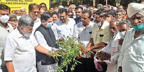 ಪ್ರತಿಭಟನಾ ನಿರತ ರೈತರ ಭೇಟಿ ಮಾಡಿದ ಕೇಂದ್ರ ಸಚಿವ ಪ್ರಹ್ಲಾದ ಜೋಶಿ ಹಾಗೂ ಬಿಜೆಪಿ ಹಿರಿಯ ಮುಖಂಡ ಜಗದೀಶ ಶೆಟ್ಟರ್.
