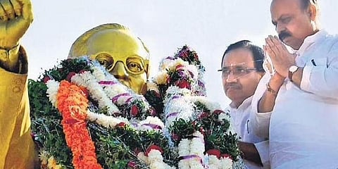 ಅಂಬೇಡ್ಕರ್ ಪ್ರತಿಮೆಗೆ ಸಿಎಂ ಬೊಮ್ಮಾಯಿ ಗೌರವ ನಮನ