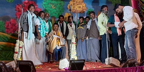 ಶಿವರಾಜ್ ಹೂಗಾರ್ ಗೌರವ ಸಲ್ಲಿಸುತ್ತಿರುವುದು