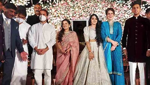 ಬೆಂಗಳೂರು ಹೊರವಲಯ ದೇವನಹಳ್ಳಿಯ ಪ್ರೆಸ್ಟೀಜ್ ಗಾಲ್ಫ್ ಶೈರ್ ಕ್ಲಬ್ ಸಾಯಂಕಾಲದ ಹೊತ್ತು ಝಗಮಗಿಸುತ್ತಿತ್ತು. ಗಣ್ಯಾತಿಗಣ್ಯರು ಒಬ್ಬೊಬ್ಬರೇ ಆಗಮಿಸುತ್ತಿದ್ದರು. ಅದು ಮಾಜಿ ಸಚಿವ ಕರ್ನಾಟಕ ಪ್ರದೇಶ ಕಾಂಗ್ರೆಸ್ ಸಮಿತಿ ಅಧ್ಯಕ್ಷ ಡಿ ಕೆ ಶಿವಕುಮಾರ್ ಪುತ್ರಿ ಐಶ್ವರ್ಯಾ ಮದುವೆ ಆರತಕ್ಷತೆಗೆ.
