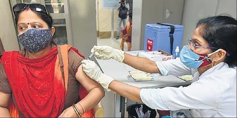 ಲಸಿಕೆ ಪಡೆಯುತ್ತಿರುವ ಮಹಿಳೆಯ ಚಿತ್ರ