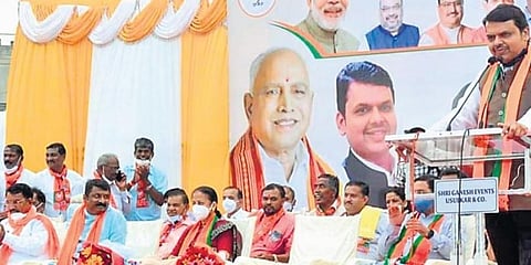 ಬಹಿರಂಗ ಪ್ರಚಾರ ಕಾರ್ಯಕ್ರಮದಲ್ಲಿ ಮಾತನಾಡುತ್ತಿರುವ ದೇವೇಂದ್ರ ಫಡ್ನವೀಸ್
