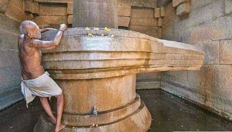 ಬಡವಿಲಿಂಗ ದೇವಸ್ಥಾನದ ಶಿವಲಿಂಗಕ್ಕೆ ಪೂಜೆ ಸಲ್ಲಿಸುತ್ತಿರುವ ಪೂಜಾರಿ ಕೃಷ್ಣ ಭಟ್ (ಸಂಗ್ರಹ ಚಿತ್ರ)