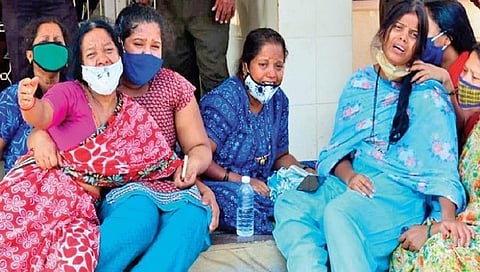 ಆಮ್ಲಜನಕ ದುರಂತದಲ್ಲಿ ಮಡಿದವರ ಕುಟುಂಬ (ಫೈಲ್ ಚಿತ್ರ)