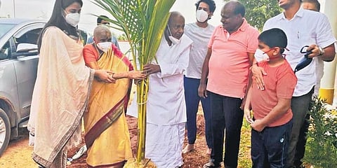 ಪತ್ನಿ ಚೆನ್ನಮ್ಮ ಅವರೊಂದಿಗೆ ತೆಂಗಿನ ಸಸಿ ನೆಟ್ಟು ತಮ್ಮ 67ನೇ ವರ್ಷದ ವಿವಾಹ ವಾರ್ಷಿಕೋತ್ಸವವನ್ನು ಆಚರಿಸಿಕೊಂಡ ಜೆಡಿಎಸ್ ವರಿಷ್ಠ ಎಚ್.ಡಿ.ದೇವೇಗೌಡ.
