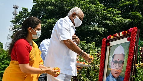ಮಾಜಿ ಮುಖ್ಯಮಂತ್ರಿ ದಿ. ಕೆ.ಸಿ.ರೆಡ್ಡಿ ಅವರ 119ನೇ ಜನ್ಮದಿನದ ಅಂಗವಾಗಿ ಮುಖ್ಯಮಂತ್ರಿ ಬಿ ಎಸ್ ಯಡಿಯೂರಪ್ಪನವರು ಇಂದು ವಿಧಾನಸೌಧದ ಆವರಣದಲ್ಲಿನ ಕೆ.ಸಿ.ರೆಡ್ಡಿ ಅವರ ಪ್ರತಿಮೆಗೆ ಮಾಲಾರ್ಪಣೆ ಮಾಡಿ ಗೌರವ ಸಲ್ಲಿಸಿದರು.
