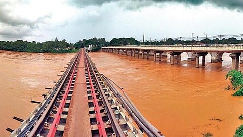 ಧಾರಾಕಾರ ಮಳೆಯಿಂದಾಗಿ ಶಿವಮೊಗ್ಗ ಜಿಲ್ಲೆಯ ತುಂಗಾ ನದಿ ತುಂಬಿ ಹರಿಯುತ್ತಿರುವುದು